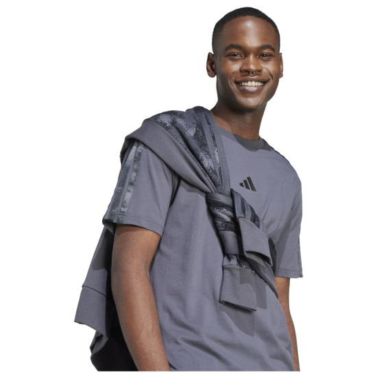 Adidas Ανδρική κοντομάνικη μπλούζα Seasonal Allover Print Tee Adidas Ανδρική κοντομάνικη μπλούζα Seasonal Allover Print Tee